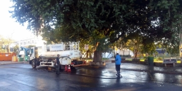 Garagem Municipal realiza limpeza e manutenção nas Praças da Matriz e do Fórum