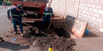 Garagem Municipal realiza limpeza de bueiros no Jardim Talarico
