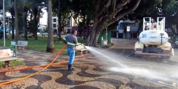 Praça Valêncio de Barros recebe serviços de limpeza com água de reuso