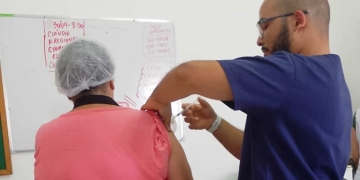 Saúde realiza vacinação contra a influenza no Lar do Idoso