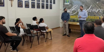 Prefeitura entrega portarias de aposentadoria a servidores