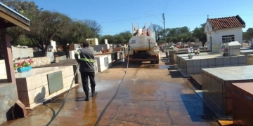 Garagem Municipal realiza limpeza e manutenção no Cemitério Municipal