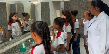 A escovação supervisionada promove educação em saúde bucal para crianças da EMEB Cel. Conrado Caldeira