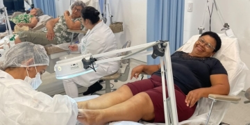 Pessoas idosas participam de tarde de cuidados com os pés no Senac