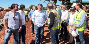 Governador Tarcísio de Freitas visita obras de duplicação da SP-322 e do novo viaduto da Raul Furquim