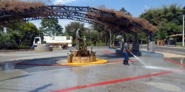 Prefeitura realiza limpeza da Praça Santa Paula Frassinetti com uso de água de reuso