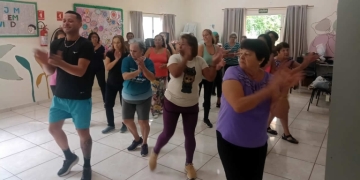 CRAS Norte realiza atividade de dança para pessoas idosas