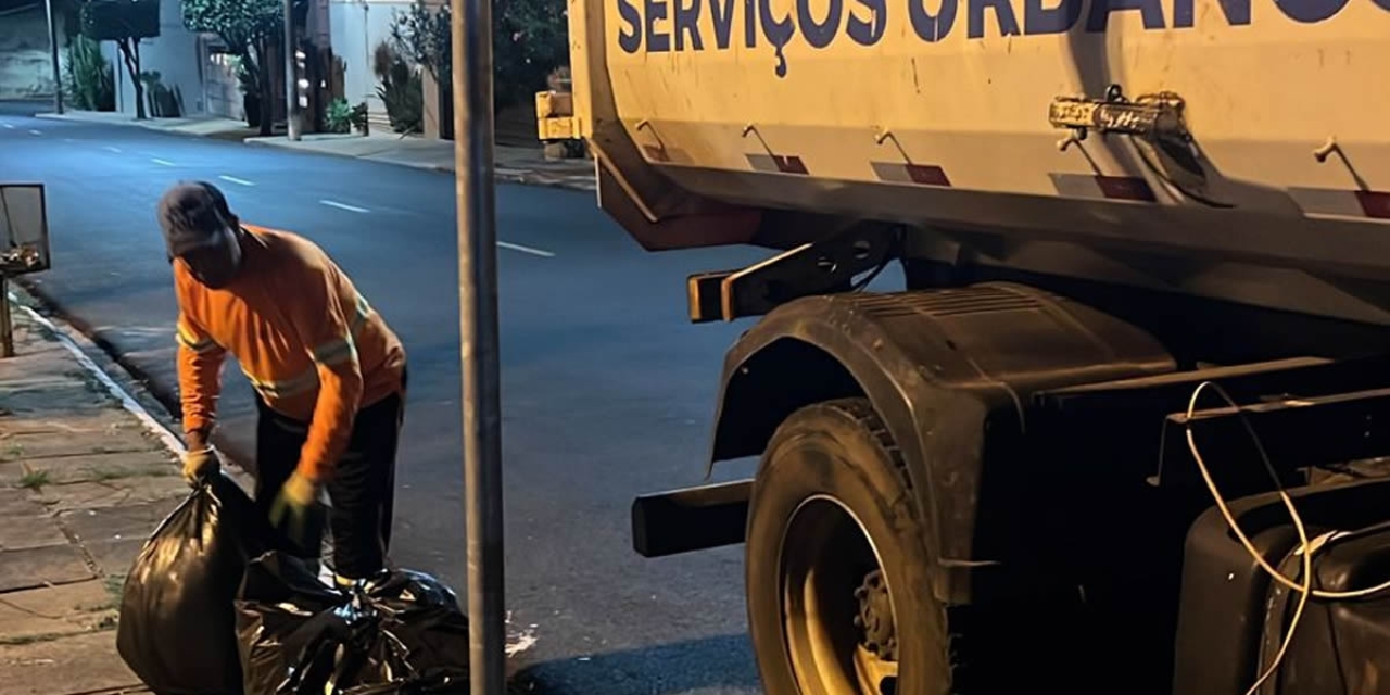 Garagem Municipal realiza limpeza noturna em locais de grande circulação de pessoas