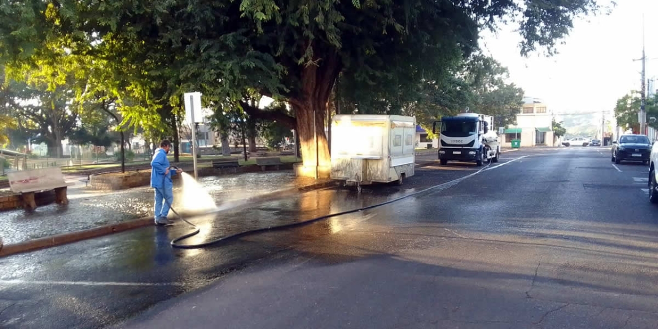 Garagem Municipal realiza limpeza e higienização de praças com água de reuso